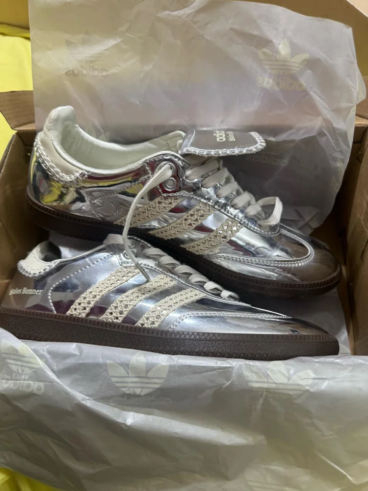 adidas Sneakers