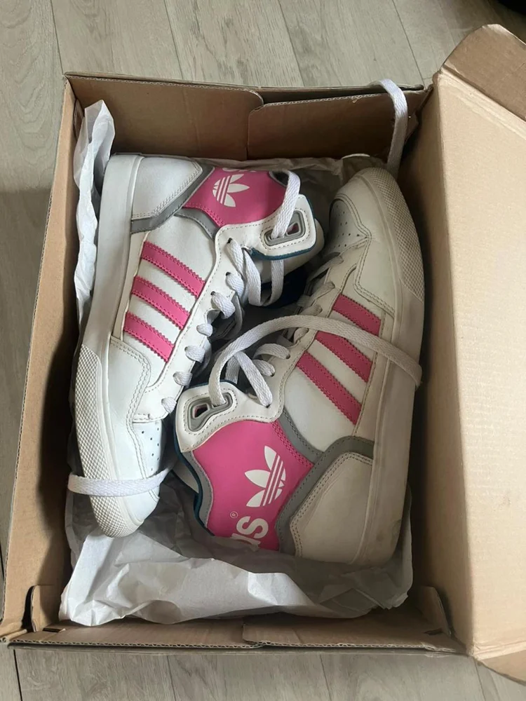 adidas Sneakers