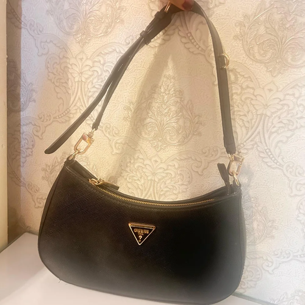 GUESS Shoulder Bag