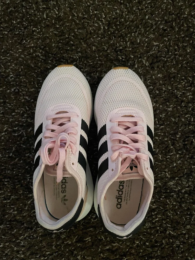 adidas Sneakers