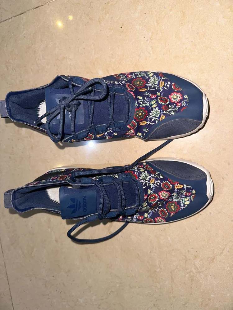 adidas Sneakers