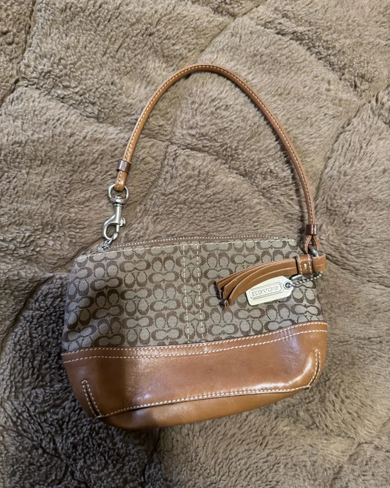 Coach Clutch