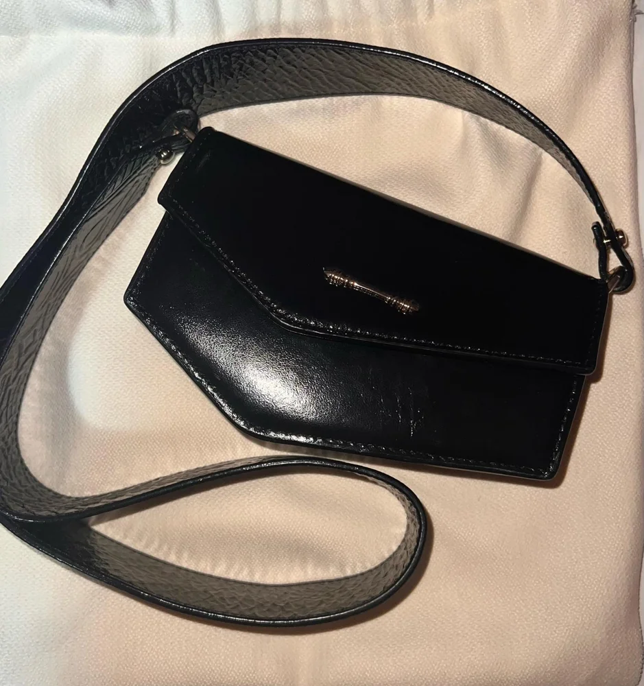 Okhtein Cross-Body Bag