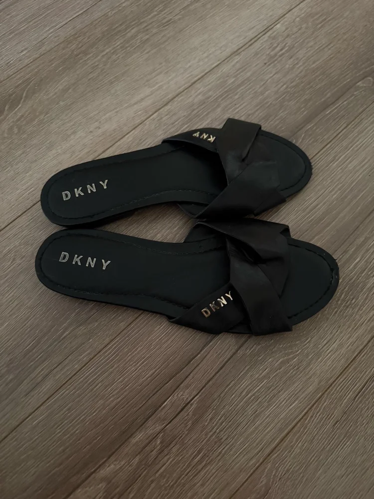 DKNY Flip-flops
