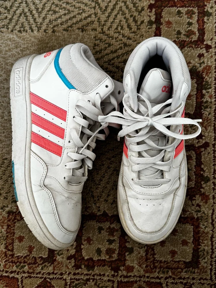 adidas Sneakers
