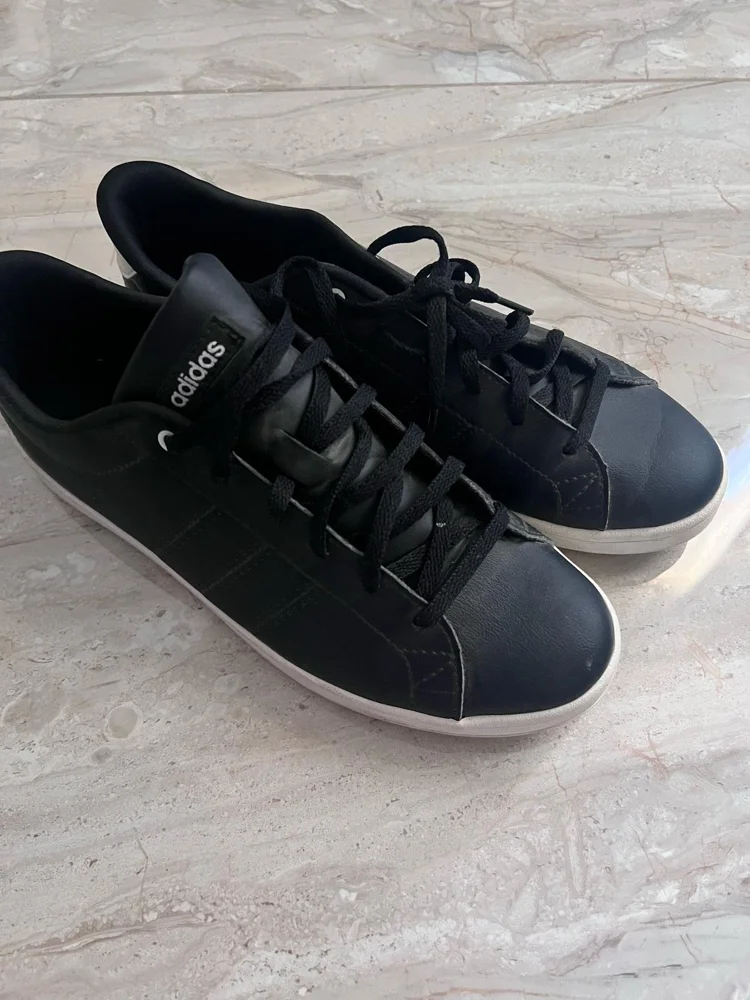 adidas Sneakers
