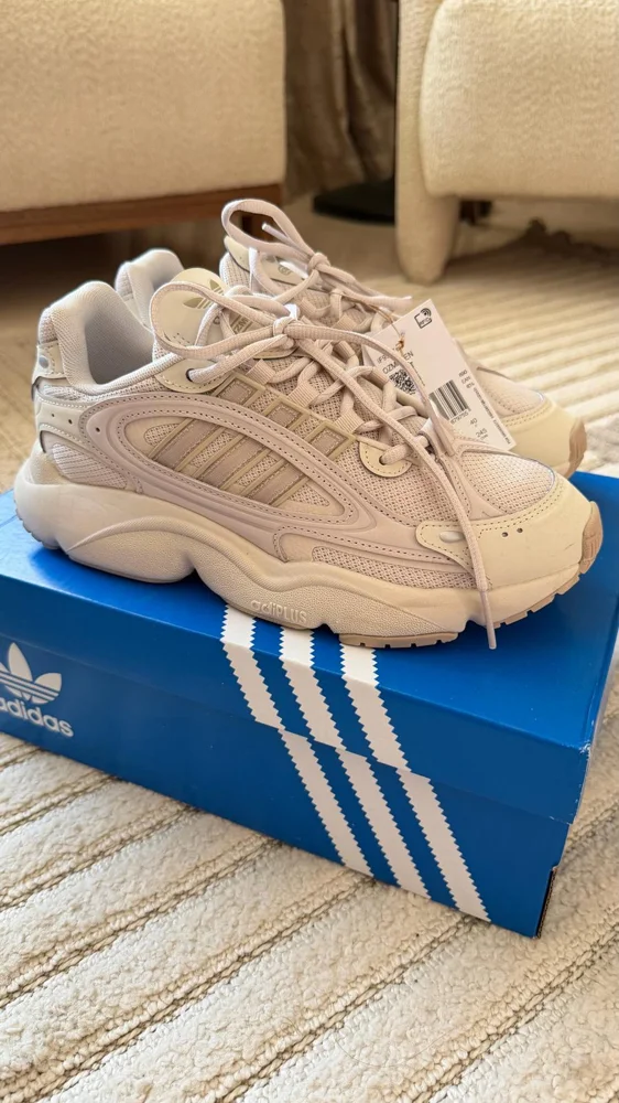 adidas Sneakers
