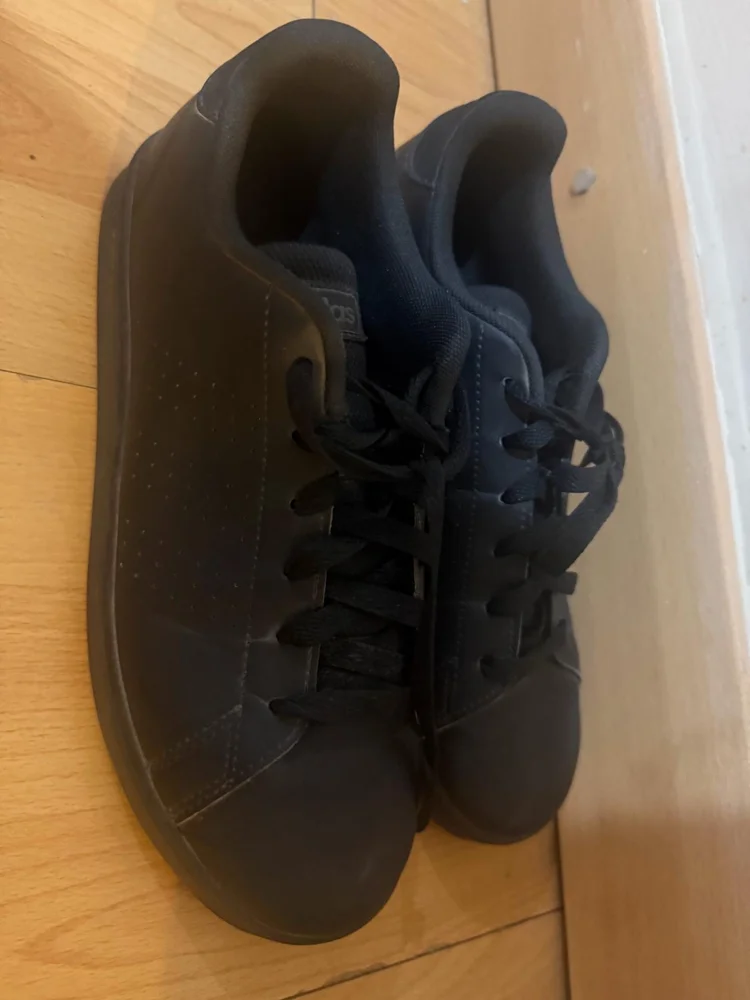 adidas Sneakers