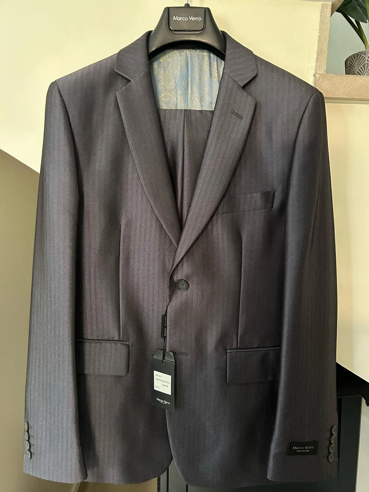 Suits, size L, photo 1